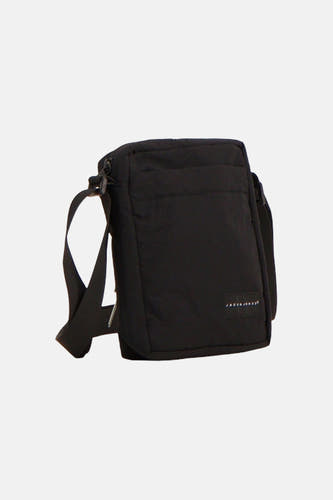 Zwarte schoudertas van ACCESSORIES BY JACK & JONES met gewatteerde bovenrand en klein logo, vanuit een hoek gefotografeerd.