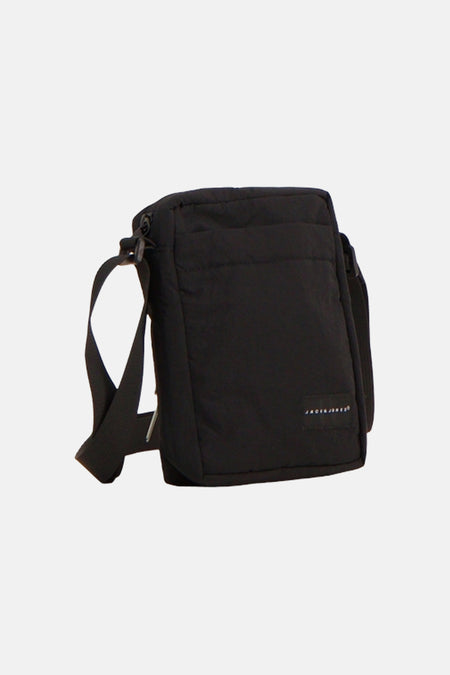 Sac à bandoulière noir d'ACCESSORIES BY JACK & JONES avec bord supérieur matelassé et petit logo, photographié sous un angle.