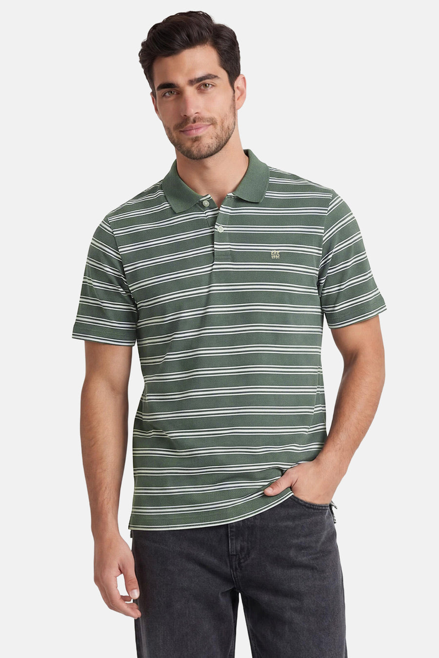 Groene gestreepte polo van PREMIUM by JACK & JONES, met witte horizontale strepen en klein logo op borst, gedragen door model in lifestyle pose