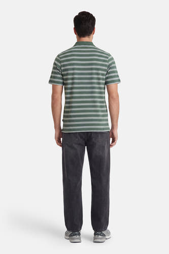 Groene gestreepte polo van PREMIUM by JACK & JONES, achterkant, met witte horizontale strepen en korte mouwen, gedragen met donkere jeans en sneakers.