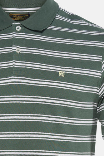 Groene gestreepte polo van PREMIUM by JACK & JONES, met witte strepen en klein logo op borst, close-up vooraanzicht