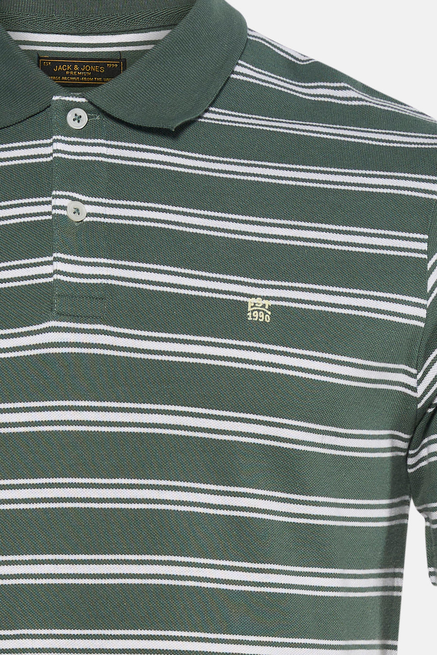 Groene gestreepte polo van PREMIUM by JACK & JONES, met witte strepen en klein logo op borst, close-up vooraanzicht