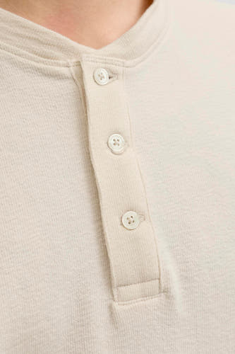 Beige korte mouwen T-shirt met knoopsluiting van PREMIUM by JACK & JONES, fijne textuur, close-up vooraanzicht