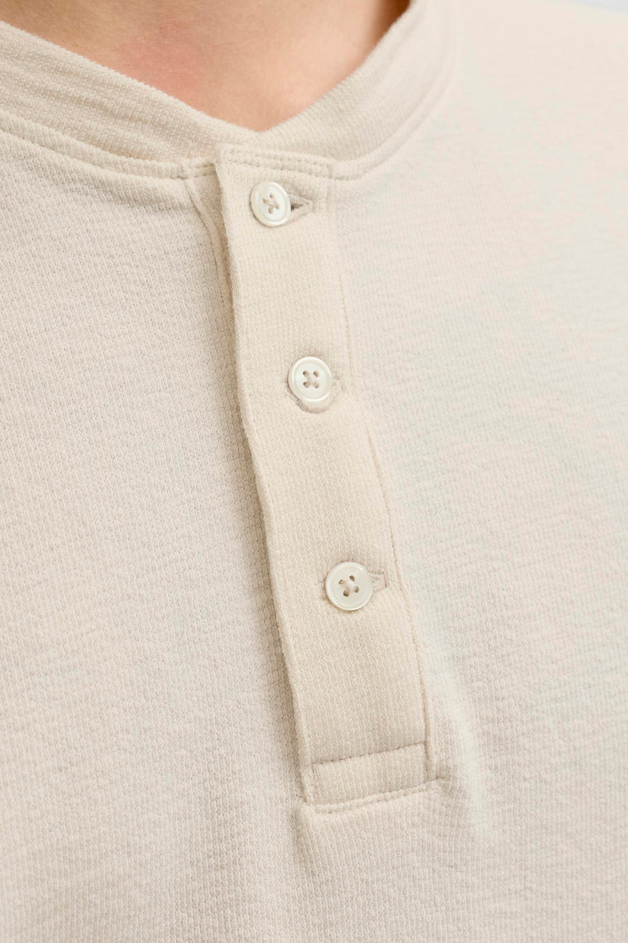 Beige korte mouwen T-shirt met knoopsluiting van PREMIUM by JACK & JONES, fijne textuur, close-up vooraanzicht