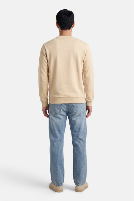 Beige sweater van CORE BY JACK & JONES, met lange mouwen, gecombineerd met jeans en schoenen in een casual stijl, gezien van achteren.