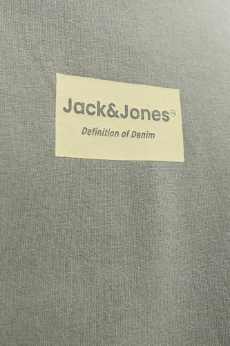 Groene sweater van CORE BY JACK & JONES, met een label met het merklogo, op een fijngebreide textuur.