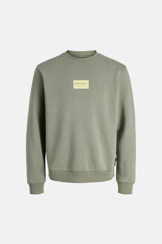 Groene sweater van CORE BY JACK & JONES, met een vierkant logo op de borst en lange mouwen.
