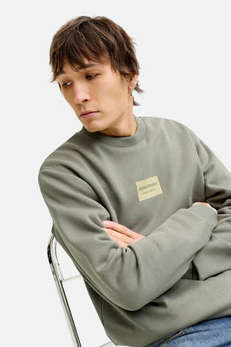 Groene sweater van CORE BY JACK & JONES, met ronde hals, lange mouwen en een label op de borst.
