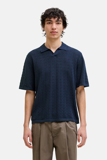 Blauwe gebreide polo van ORIGINALS BY JACK & JONES met chevronpatroon, korte mouwen en open kraag, gedragen met bruine broek.