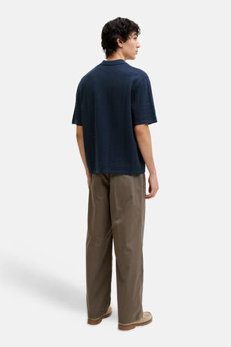 Polo bleu de ORIGINALS BY JACK & JONES avec un motif chevron tricoté, porté par un homme avec un pantalon marron, vue arrière.