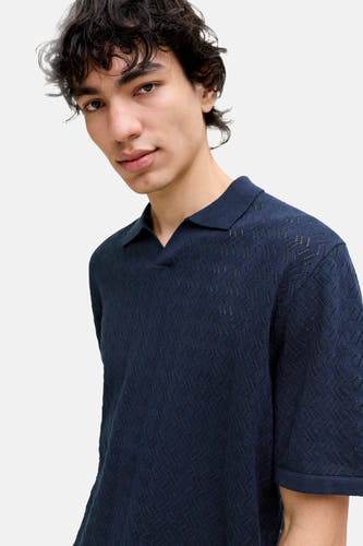 Polo en maille bleu marine d'ORIGINALS BY JACK & JONES avec motif zigzag ajouré et col à pointes.