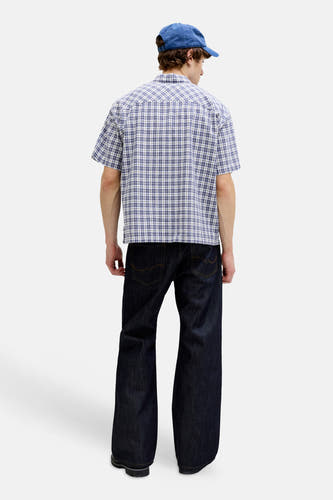 Blauw geruit hemd met korte mouwen van ORIGINALS BY JACK & JONES, vanaf de achterkant gedragen met donkere jeans en een blauwe pet.