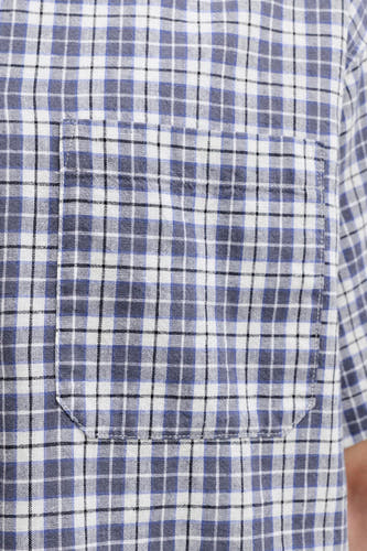 Blauw overhemd met korte mouwen van ORIGINALS BY JACK & JONES met een wit en zwart ruitpatroon en een borstzak.