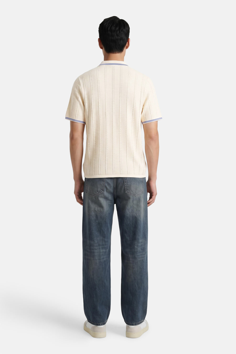 Ecru polo met gestreepte textuur van ORIGINALS BY JACK & JONES, achterkant weergegeven, blauwe jeans en witte sneakers