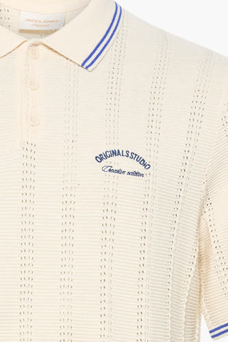Ecru gebreide polo van ORIGINALS BY JACK & JONES met blauwe strepen en borduurwerk, close-up voorzijde