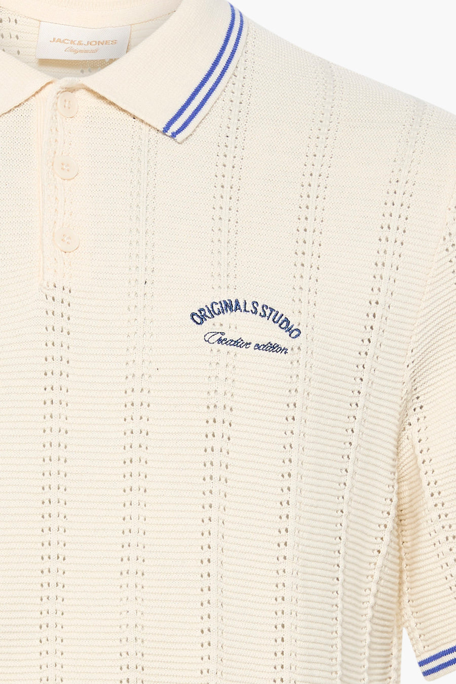 Ecru gebreide polo van ORIGINALS BY JACK & JONES met blauwe strepen en borduurwerk, close-up voorzijde