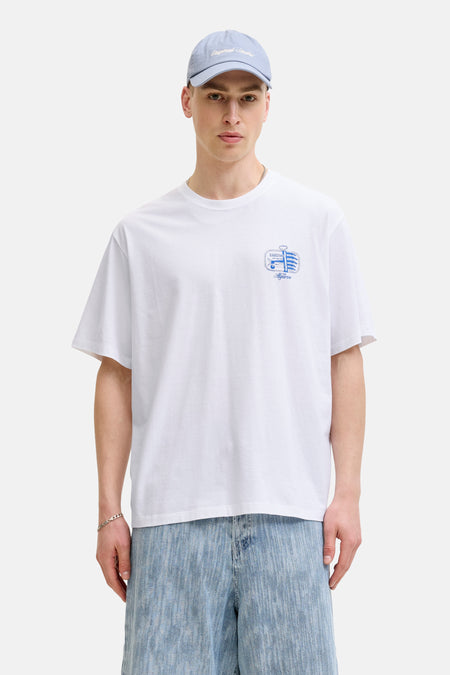Witte korte mouwen T-shirt met blauw sardientje print van ORIGINALS BY JACK & JONES, gedragen met lichtblauwe cap en jeans, front view