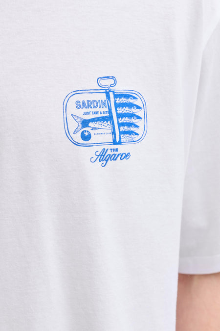 Witte korte mouwen t-shirt van ORIGINALS BY JACK & JONES met blauw sardinesprint en The Algarve tekst, close-up voorzijde