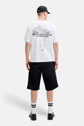 Wit T-shirt met korte mouwen van CORE BY JACK & JONES, met een achterprint van palmboom silhouetten en de tekst 'Wellness Club Core Island Retreat'.