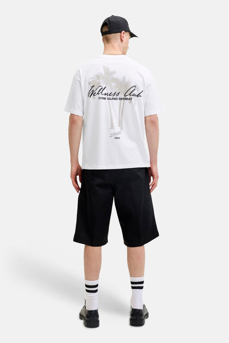 T-shirt blanc à manches courtes de CORE BY JACK & JONES, avec un imprimé au dos de silhouettes de palmiers et le texte 'Wellness Club Core Island Retreat'.