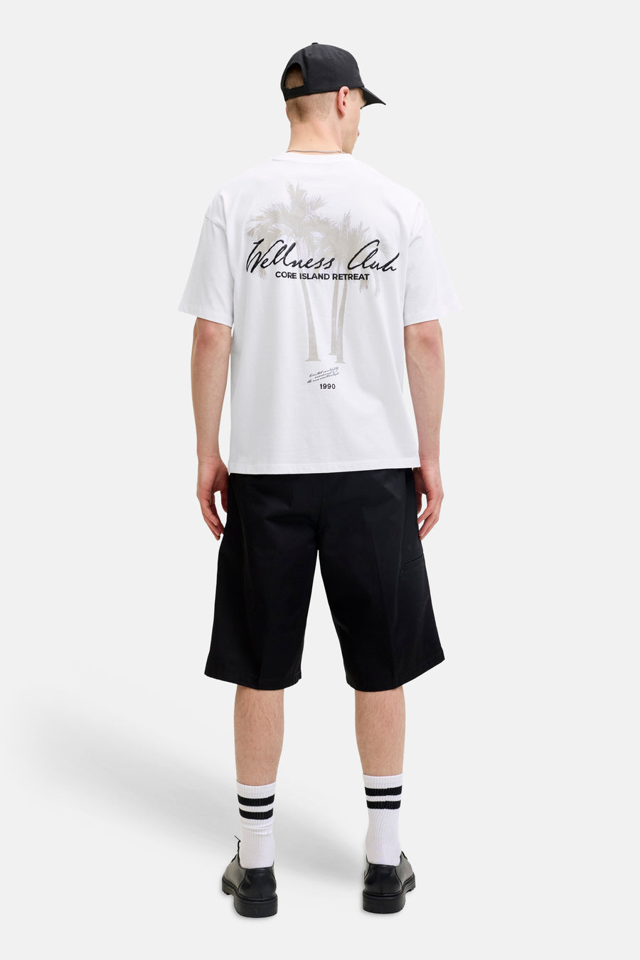 Wit T-shirt met korte mouwen van CORE BY JACK & JONES, met een achterprint van palmboom silhouetten en de tekst 'Wellness Club Core Island Retreat'.