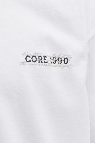 Wit T-shirt met korte mouwen van CORE BY JACK & JONES, voorzien van zwarte geborduurde tekst 'CORE 1990'.
