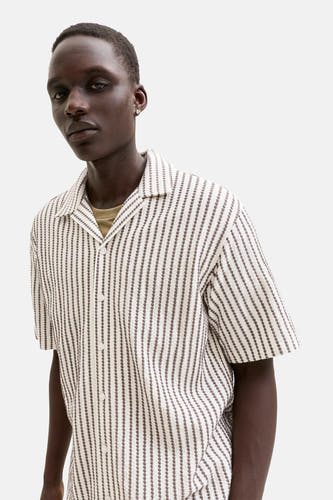 Bruin gestreept korte mouwen overhemd van PREMIUM by JACK & JONES, met witte knopen en textuur, model in lifestyle shot