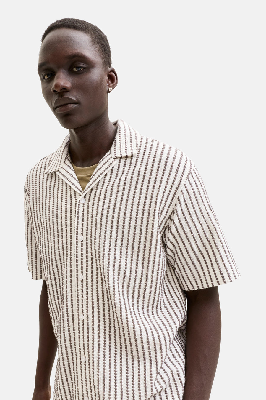 Bruin gestreept korte mouwen overhemd van PREMIUM by JACK & JONES, met witte knopen en textuur, model in lifestyle shot