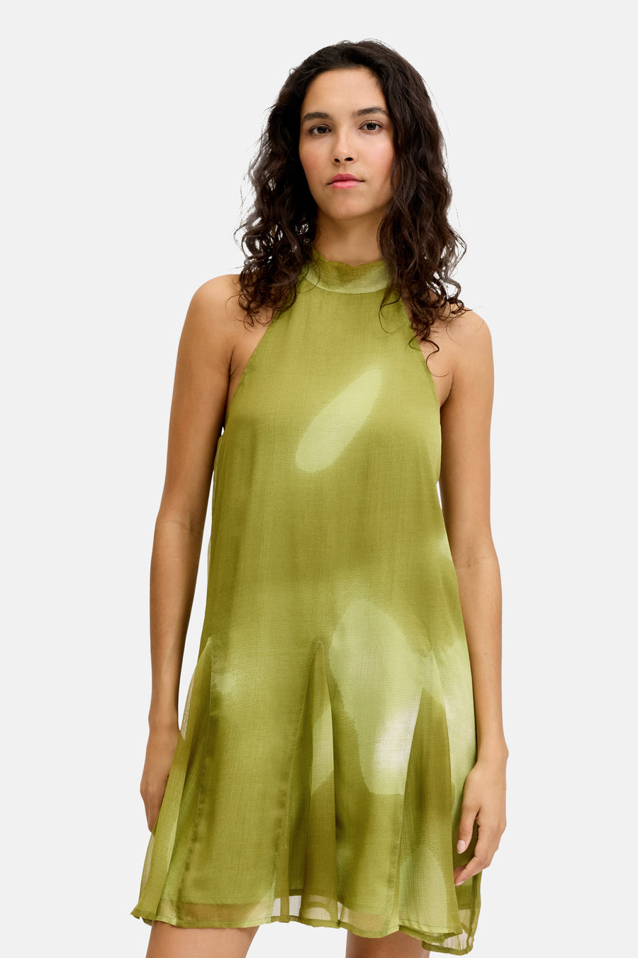 Groen mouwloos kleedje van JJXX met hoge hals en lichte transparante stof, voorzien van abstracte lichtgroene vlekken, front view.