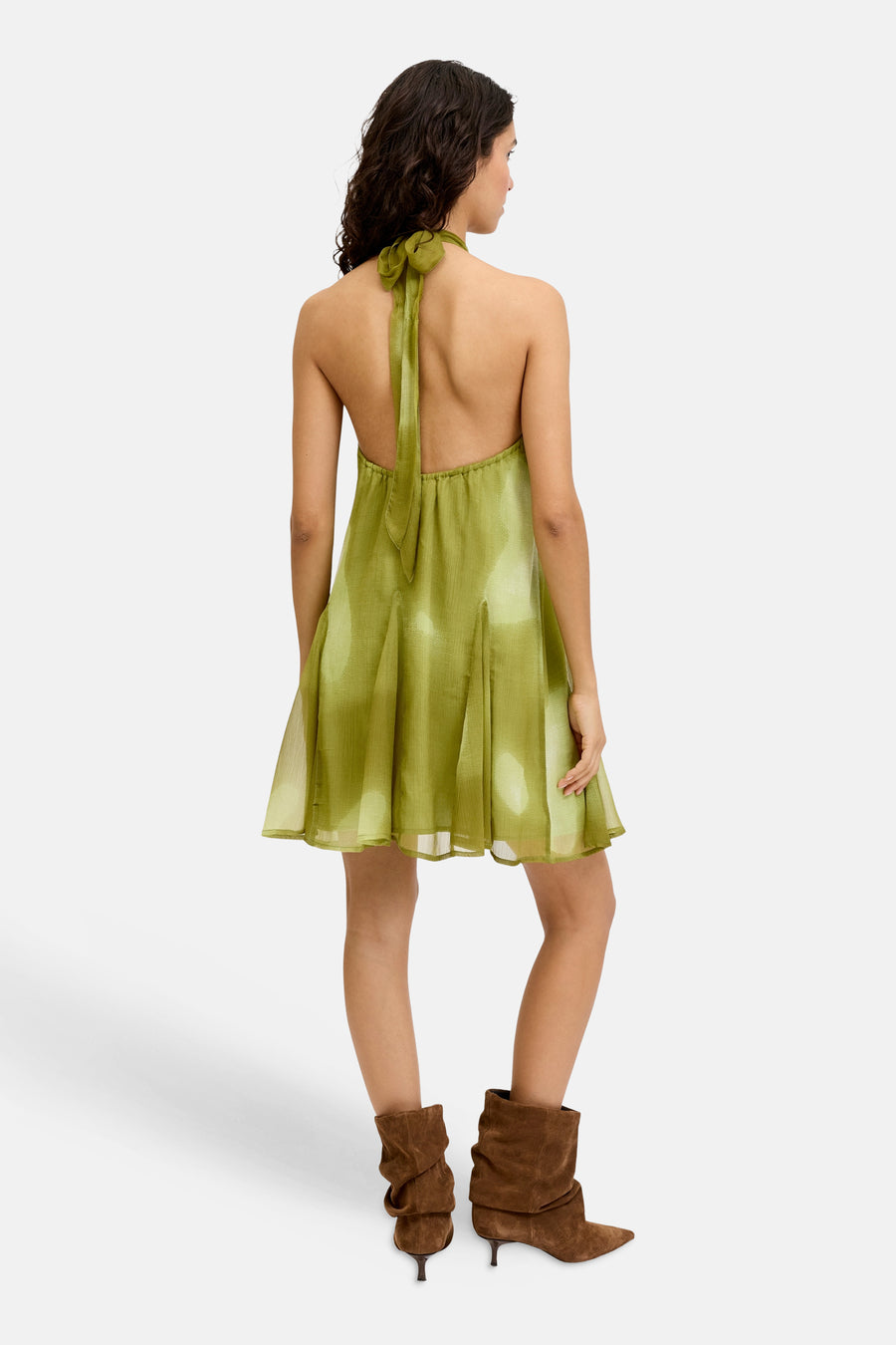 Groen mouwloos kleedje van JJXX, rugzijde met strikdetail, lichte stof, korte A-lijn, model van achteren