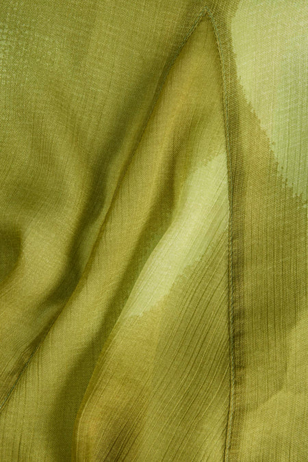 Groen mouwloos kleedje van JJXX, close-up van zachte stof met subtiel textuur en lichte verloopkleur.