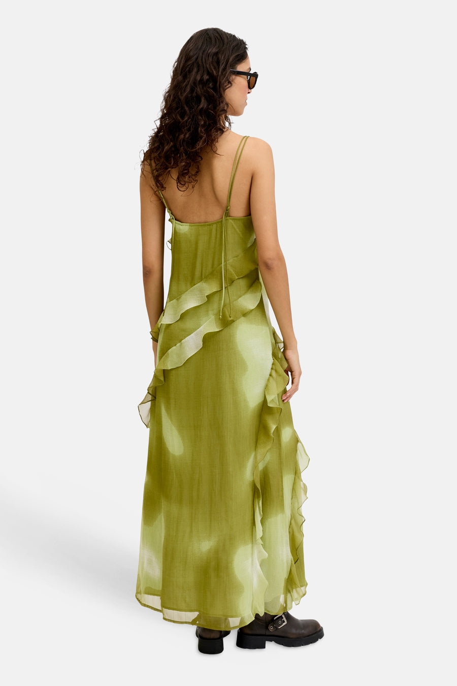 Groen mouwloos kleedje van JJXX, met ruches en tie-dye effect, rugzijde, model draagt donkere laarzen
