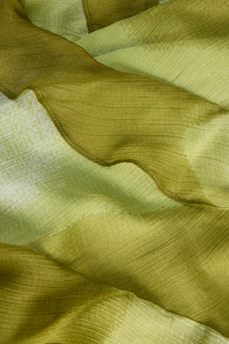 Groen mouwloos kleedje van JJXX, zacht geweven stof met subtiel patroon en golvende zoom, close-up detail