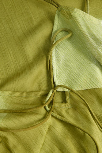Groen mouwloos kleedje van JJXX met fijne ribstructuur en strikdetail aan de zijkant