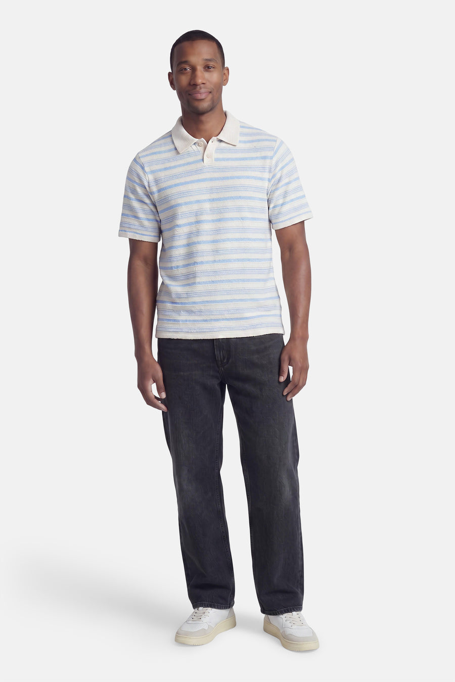 Multicolor gestreepte polo van ORIGINALS BY JACK & JONES, lichtblauw-wit, katoen, model draagt donkere jeans en witte sneakers, front view