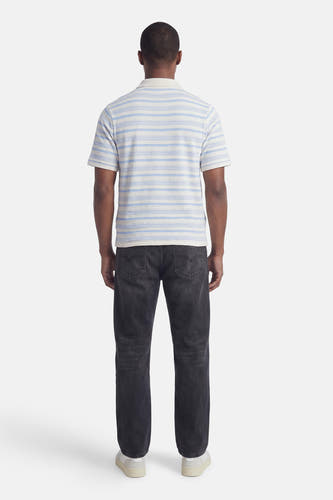 Multicolor gestreepte polo van ORIGINALS BY JACK & JONES, achterzijde, lichtblauw-wit, korte mouwen, op model met donkere jeans en witte sneakers