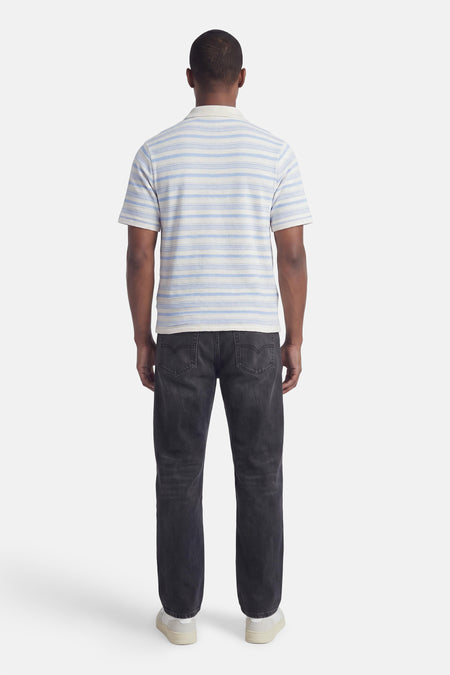 Multicolor gestreepte polo van ORIGINALS BY JACK & JONES, achterzijde, lichtblauw-wit, korte mouwen, op model met donkere jeans en witte sneakers