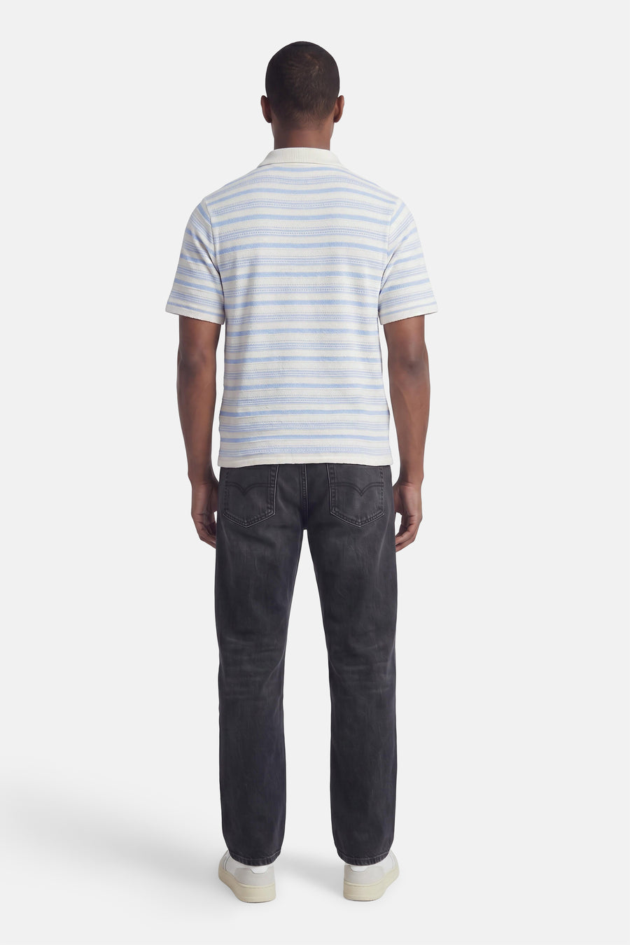 Multicolor gestreepte polo van ORIGINALS BY JACK & JONES, achterzijde, lichtblauw-wit, korte mouwen, op model met donkere jeans en witte sneakers