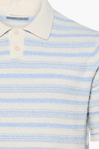 Multicolor gestreepte polo van crèmekleurig en lichtblauw materiaal, van ORIGINALS BY JACK & JONES, met textuurrijke stof en witte knopen, close-up voorzijde