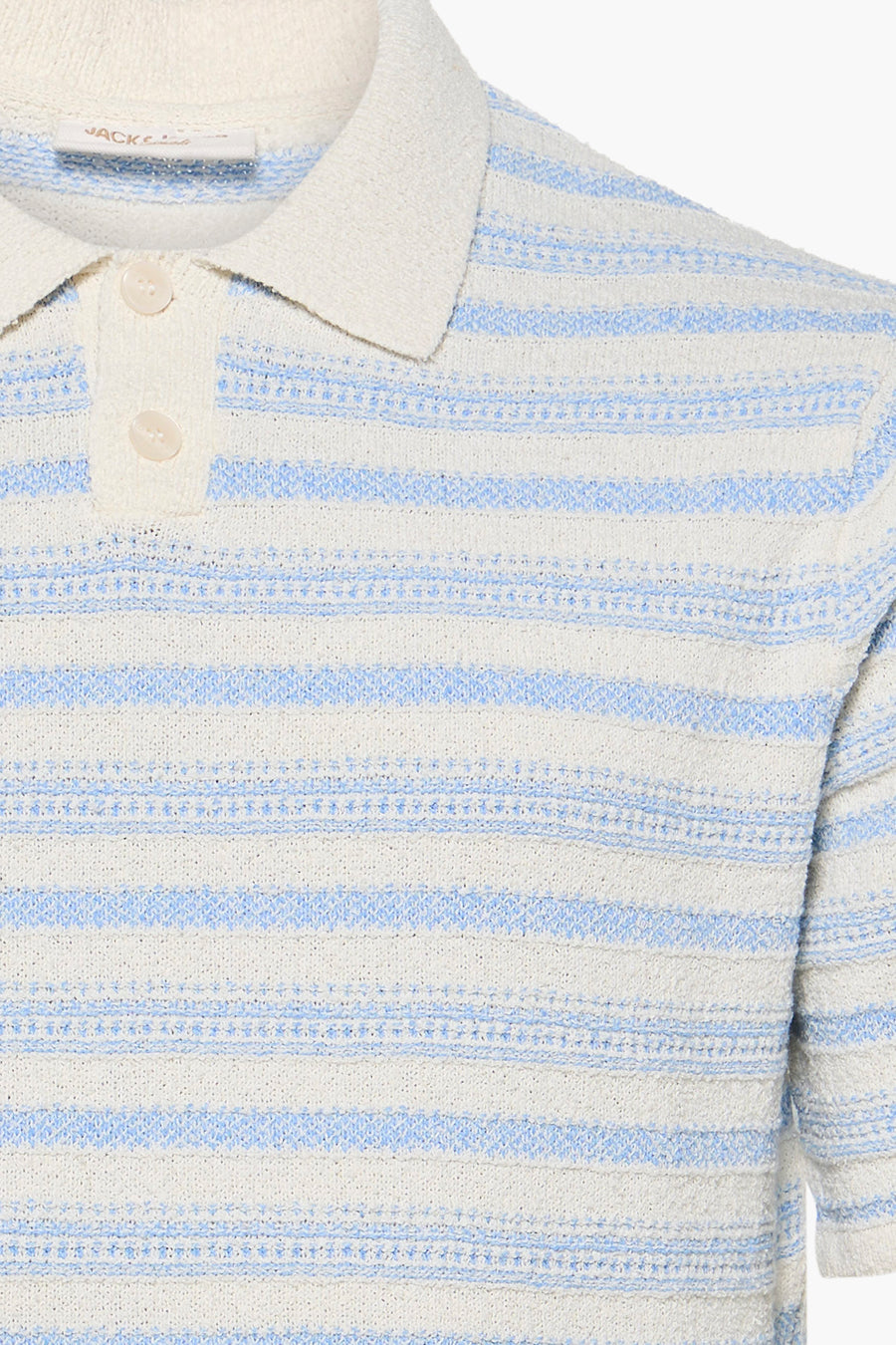 Multicolor gestreepte polo van crèmekleurig en lichtblauw materiaal, van ORIGINALS BY JACK & JONES, met textuurrijke stof en witte knopen, close-up voorzijde