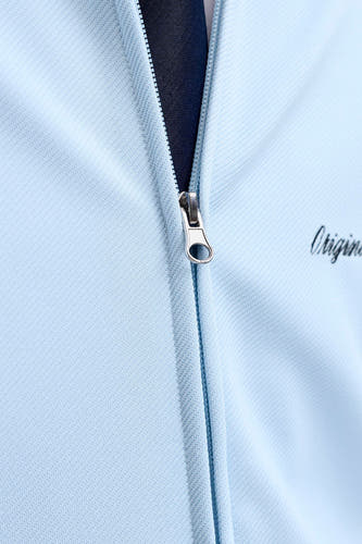Lichtblauw gilet van ORIGINALS BY JACK & JONES met zilverkleurige ritssluiting, fijne textuur en zwart opschrift 'Origin...'.