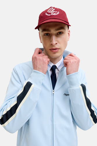 Lichtblauw gilet van ORIGINALS BY JACK & JONES met donkerblauwe en crème strepen op de mouwen, zilverkleurige rits en "Origin" borduursel op de borst.