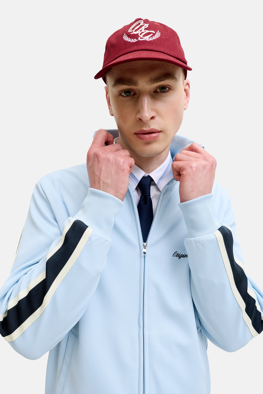 Lichtblauw gilet van ORIGINALS BY JACK & JONES met donkerblauwe en crème strepen op de mouwen, zilverkleurige rits en "Origin" borduursel op de borst.