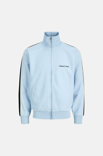 Lichtblauw gilet van ORIGINALS BY JACK & JONES met 'Originals Studio' tekst op de borst en zwarte en witte strepen op de mouwen.