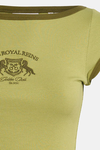 Groene ribbel T-shirt van JJXX met borduurwerk Royal Reins en paardenlogo, close-up voorzijde