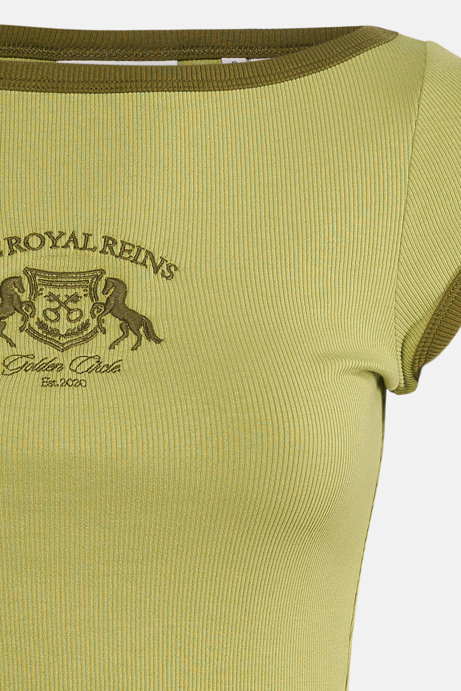 Groene ribbel T-shirt van JJXX met borduurwerk Royal Reins en paardenlogo, close-up voorzijde