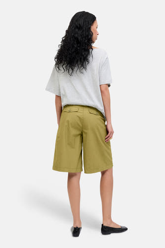 Groene korte broek van JJXX, achterkant met twee knoopzakken, gedragen met grijze t-shirt en zwarte ballerina's