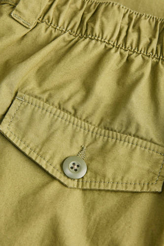 Groene katoenen shorts van JJXX met elastische taille en zak met knoop, close-up detail