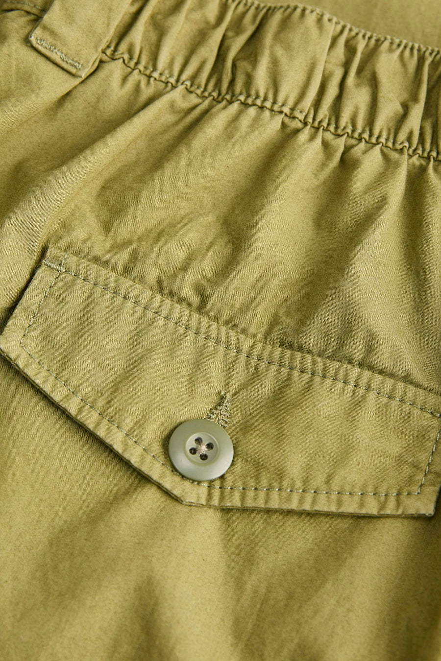 Groene katoenen shorts van JJXX met elastische taille en zak met knoop, close-up detail
