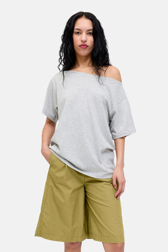 Groene korte broek van JJXX, lichtgewicht stof, comfortabele pasvorm, model draagt grijze off-shoulder top, front view